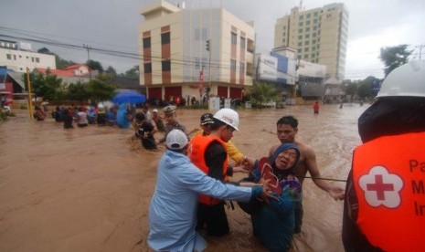 Bantu Korban Bencana, KNPI Minahasa Buka Dompet Peduli Kasih